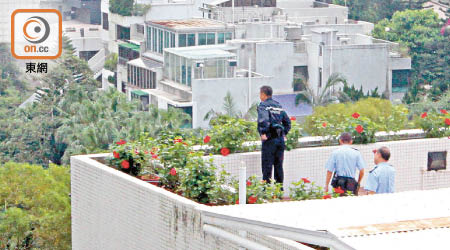 警員在遇竊豪宅天台調查。（吳嘉誠攝）