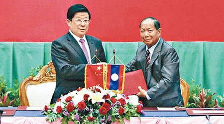 趙克志（左）與老撾公安部部長宋喬簽署了加強執法合作的文件。（互聯網圖片）