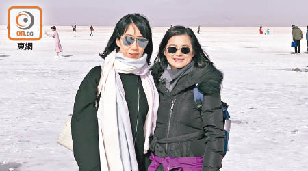 楊莉珊（左）同徐珊雯（右）同遊茶卡鹽湖。（受訪者提供）