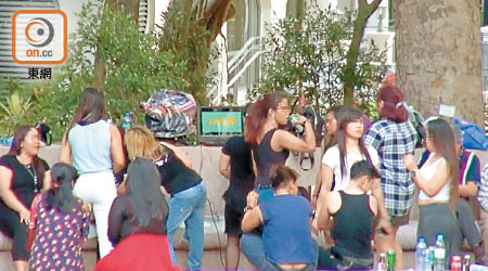 九龍公園噴水池成為外傭及南亞人「K場」，大型喇叭及電視一應俱全。