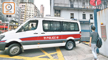 深水埗警署有警員出車時疑無佩戴安全帶。（蕭毅攝）
