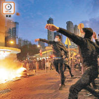 旺角暴亂當日有示威者向警員掟磚，並燃燒雜物。