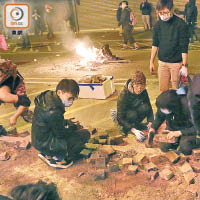 示威者在旺角暴亂中掘路起磚。