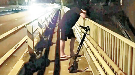有市民玩網上直播，拍下青年跳橋前悶悶不樂倚欄的樣子。（互聯網圖片）
