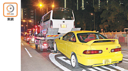 涉事貨Van及本田私家車被拖走。（梁穎福攝）