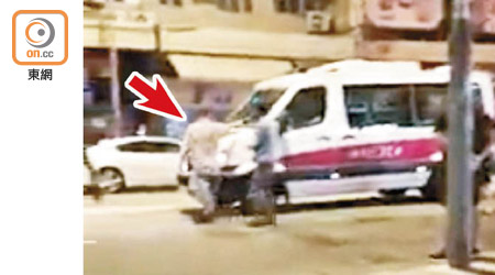 「元朗上海仔」（箭嘴示）日前被拍攝到拍打警車。