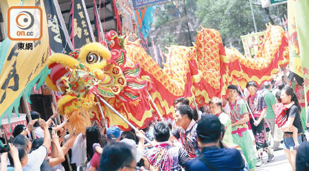 譚公誕巡遊中，舞龍表演氣勢浩大。（何量鈞攝）