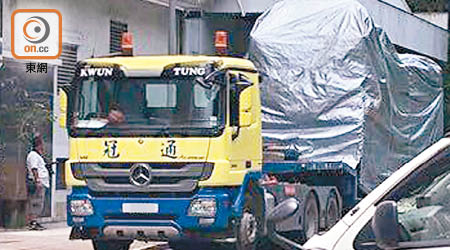 警方首架「水炮車」抵港，全程被布蓋掩。