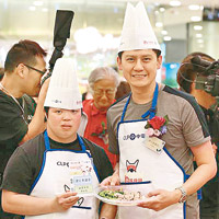 譚文豪（右）同拍檔一齊煮出「鹹蛋生菜浸魚滑」。（互聯網圖片）