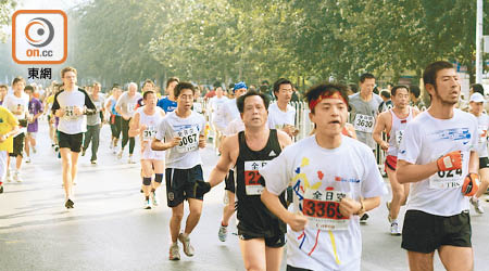 美國有研究指，經常參加馬拉松的人較少患關節炎。（資料圖片）