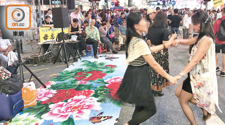 西洋菜南街行人專用區內近月有內地女子歌舞團進駐佔地表演。（資料圖片）