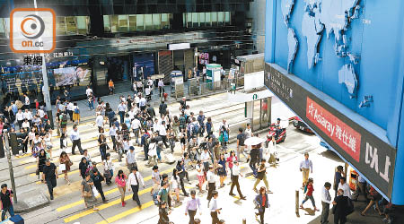 在全球競爭力報告中，香港跌落第二，被去年排第四、今年連升三位的美國取代。（袁志豪攝）