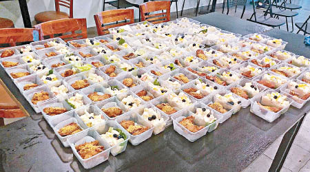 準備送贈給有需要者的食物放滿枱。（互聯網圖片）