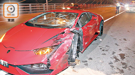 林寶堅尼左車身損毀，擋風玻璃破裂。