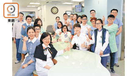江家鴻（前排右二）勉勵若想加入護理行業年輕人，需有使命感。（醫管局提供）
