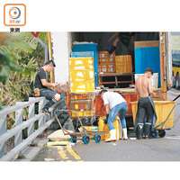 多輛運魚車違例停泊在香港仔魚市場道迴旋處旁卸貨，期間排放大量鹹水。