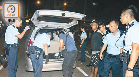 警員押同涉頂包印度漢搜車。（梁國雄攝）