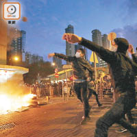 事發時大批暴徒向警員掟磚、掟雜物及在街頭縱火。