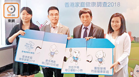 詹兆洲（左二）表示奶類食品可為身體提供部分不能自製的營養，不同年齡人士都需攝取。（陳沅彤攝）