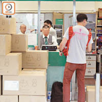 香港郵政的特快專遞服務被質疑「靠唔住」。
