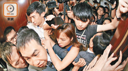 在前年宣誓風波中，游蕙禎與梁頌恆涉與助理衝擊保安防線。
