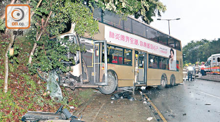 巴士越線衝上行人路撞山坡。（黃浩棋攝）