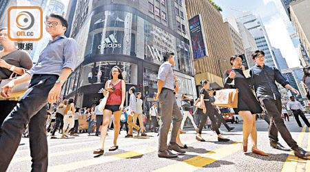 政府推算至二○二六年，香港人口會增至七百八十三萬人。