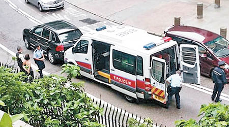 警車撞保時捷車尾。（互聯網圖片）