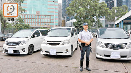 警方扣留三輛跨境載客的「白牌車」。（李健瑜攝）