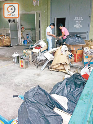 大圍美林邨房署外判清潔工曾被揭疑利用上班時間變賣回收物。