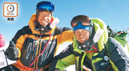 首次登頂的黃偉建（左）及攀山專家曾志成（右）在高峰合照留念。