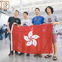（左起）曾志成、黃偉建、古錦輝及陳家希上月成功登珠峰，圖為返抵香港機場一刻。