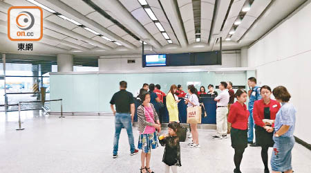 國泰港龍航班一再延誤引起乘客鼓譟。（受訪者提供）