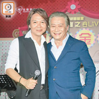 金銀業貿易場理事長張德熙（右）及歌手吳國敬（左）合唱多首英文懷舊金曲，唱得十分過癮。