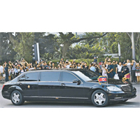 金正恩乘坐房車抵達新加坡總理府，大批民眾在場圍觀。（美聯社圖片）
