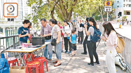 慈雲山街坊投票表達對興建公營街市選址的意見。（慈雲山街市居民關注組提供）