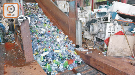 港府正探討透過「按樽制」，鼓勵市民回收膠樽。
