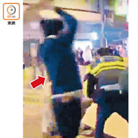 梁天琦（箭嘴示）旺暴當晚被拍下襲擊警員的情況。