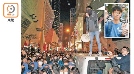站在車頂的黃台仰當日在砵蘭街時以擴音器指揮在場群眾。