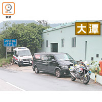 警車與客貨車在主壩路面擦身碰撞。