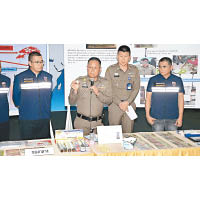泰國當局早前舉行發布會，展示掃毒證物。