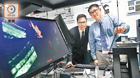 陳世祈（右）及其團隊花近四年時間，成功研發出全球首台「數碼全息雙光子激發」顯微鏡，左為梁啟信。（袁志豪攝）