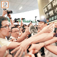 保衛香港運動成員與反對高鐵一地兩檢人士在立法會示威區爆罵戰及推撞。（何量鈞攝）