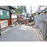 跌下的建築物瓦礫阻塞道路。（互聯網圖片）