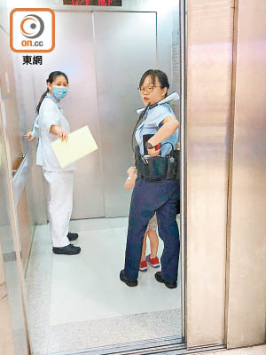 女童腳部有瘀傷，由女警陪同送院。（林耀康攝）