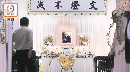 劉妻羅佩雲以黃花砌成的心形花牌哀悼丈夫。（黃雄攝）