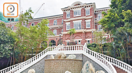 古諮會通過將香港大學三幢一級歷史建築列為法定古蹟，包括儀禮堂。（甘銘添攝）