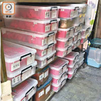 吳耀棠經營的長生店堆滿千多份骨灰，需以一個個膠箱將骨灰袋盛載。