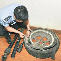警方發現疑犯將毒品藏在輪胎內。（互聯網圖片）