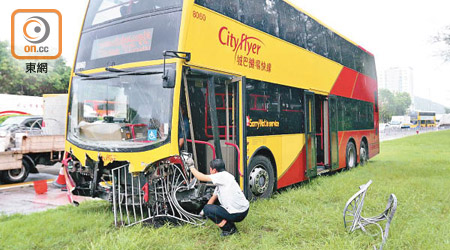 肇事城巴車頭損毀。（陳賜慧攝）